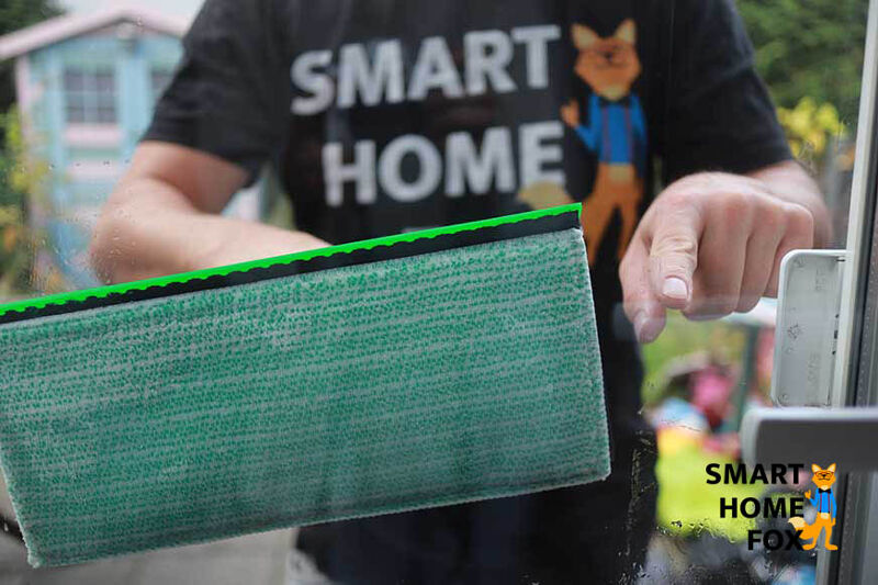 Man sieht Tesarückstände am Fenster, welche vom Vorwerk Kobold VG100 im Test nicht entfernt werden können.